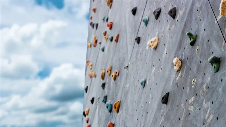 הפעלה רשלנית? קיר טיפוס