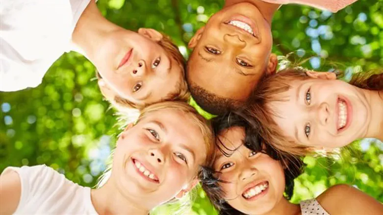 ילדים נהנים בקיץ