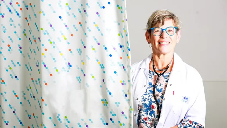 "העומס בבית החולים הוא נורא. בבית אנחנו מסתכלים על החולה כאדם שלם". עמיטל ברחד