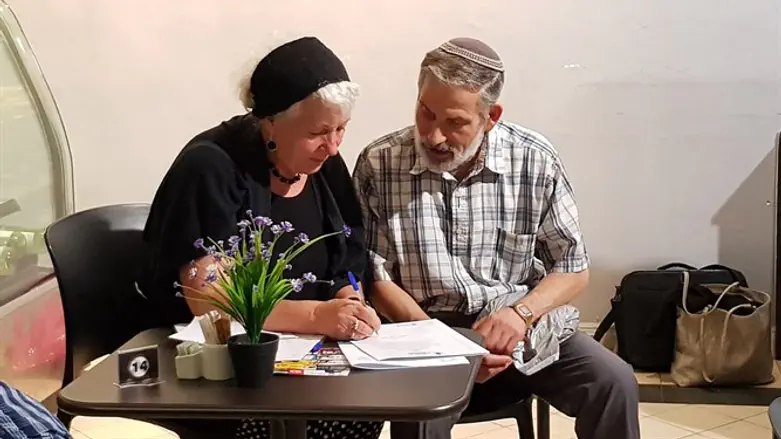 פרופ' חנה קהת חותמת עם בעלה על ההסכם