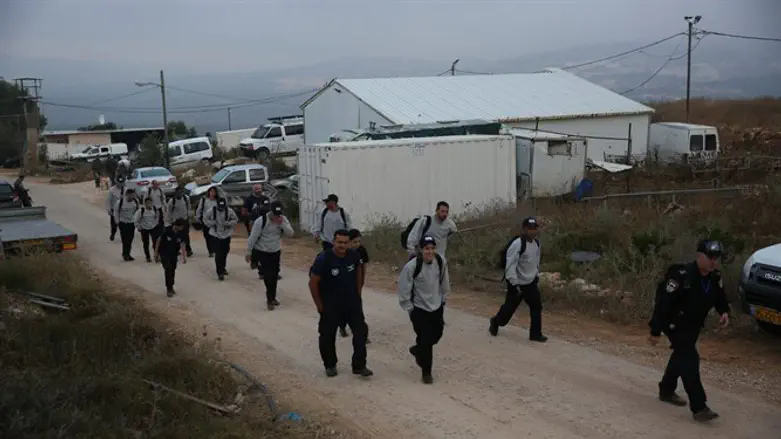 Силы безопасности в поселении Тапуах-Маарав