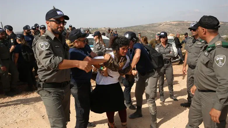 Силы безопасности эвакуируют жителей Гиват Тапуах-Маарав