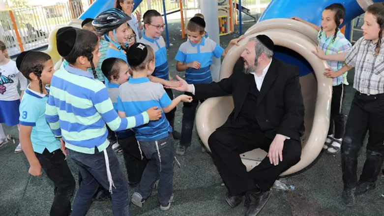 Beitar Illit Mayor Rubenstein speaks with local children