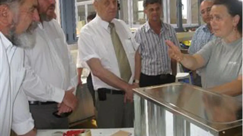 מנכ"ל משרד הקליטה עם עולים במפעלי פארק תעשיה 