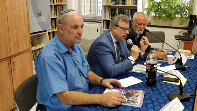 דן דייקר במהלך האירוע, היום