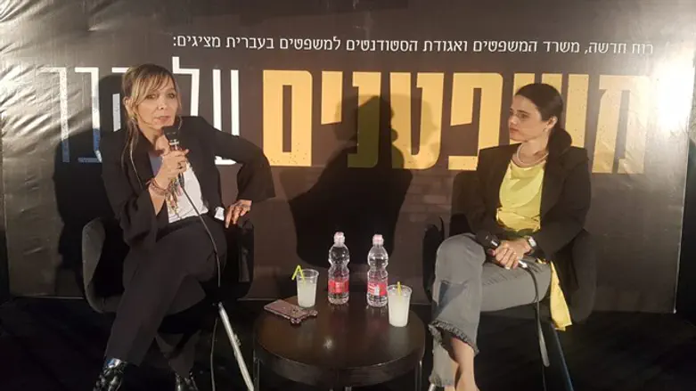 השרה שקד עם מנכ"לית משרדה, הערב