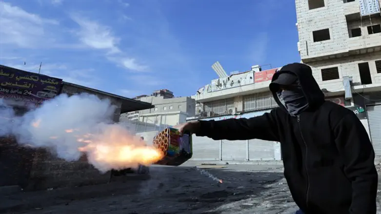 Arab rioter shoots fireworks at Israeli police (archive)