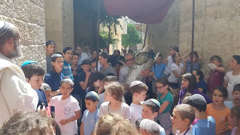 ספר התורה של הרב גץ חוזר לישיבת המקובלים