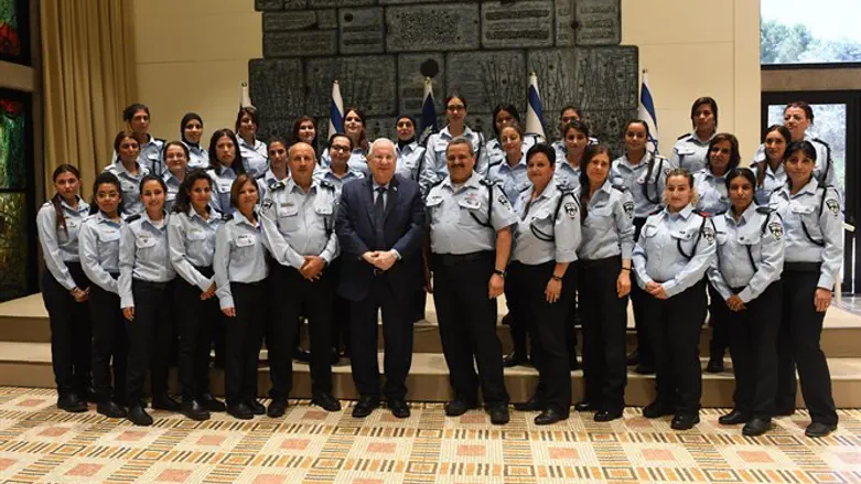 השוטרות בבית הנשיא