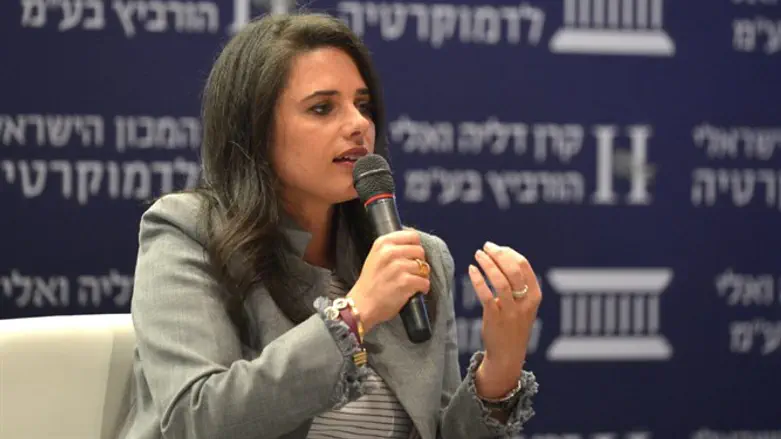 השרה שקד בכנס