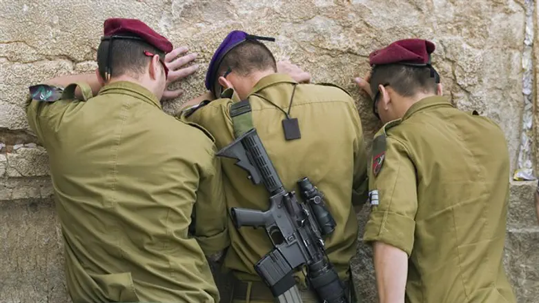 חיילים בכותל