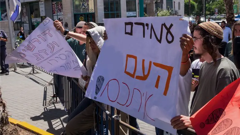 זה שלא עקרו להם ציפורניים זו לא נחמה. הפגנת תומכי הנאשמים מול ביה"מ
