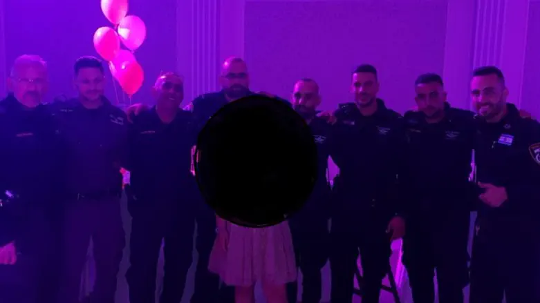 השוטרים חוגגים עם הנערה