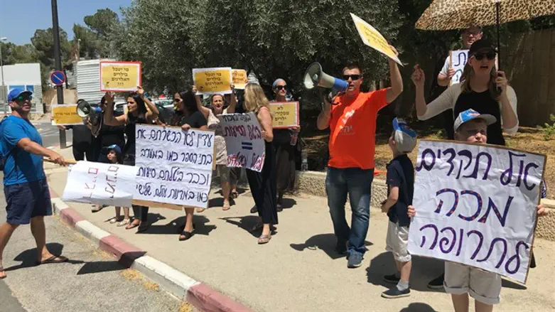 הפגנת הורים לילדים אלרגיים. ארכיון