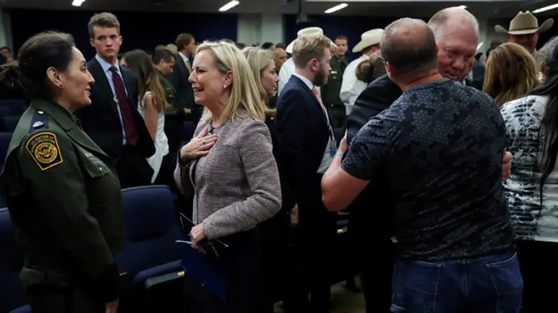 המזכירה לביטחון המולדת בביקור עם אנשי ICE