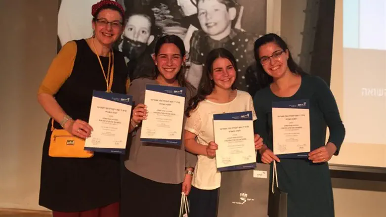 בזכותן - נוגעים בעבר