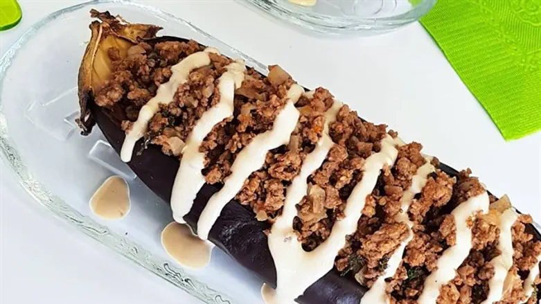 חציל קלוי במילוי בשר וטחינה גולמית