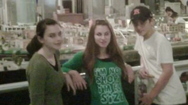 רבקה ורחל מנורה