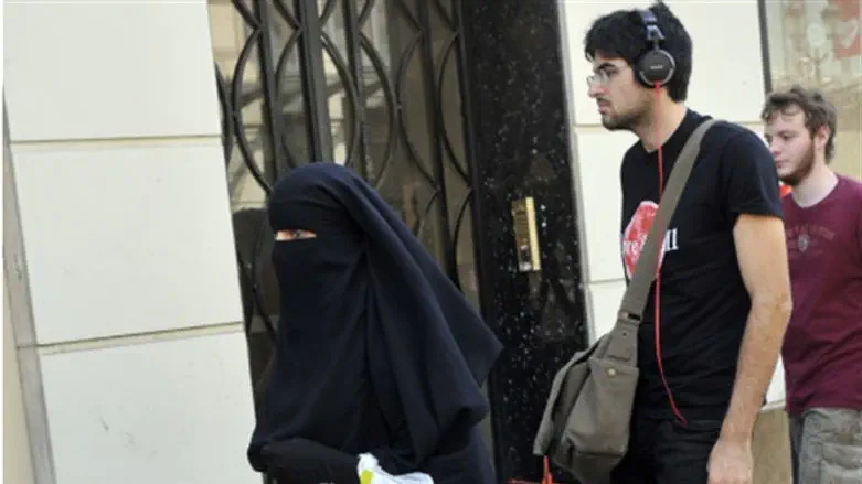 אישה לובשת ניקאב, פריז