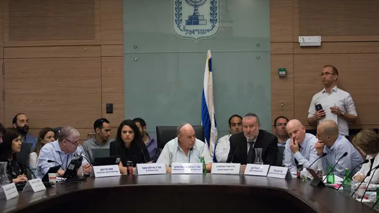 ניסיון של פוליטיקאים לקחת לידיהם את הסמכות. הדיון השבוע