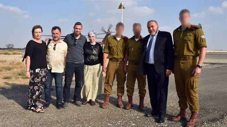 ליברמן עם בני משפחת לוברסקי והלוחמים