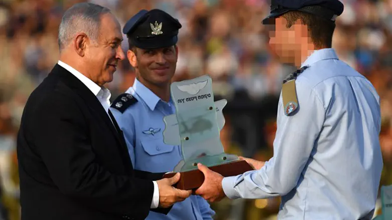 נתניהו עם בוגרי קורס טיס