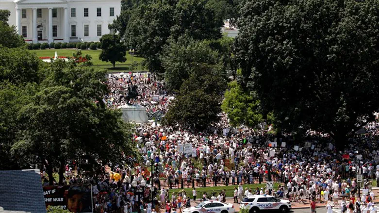 מפגינים ליד הבית הלבן