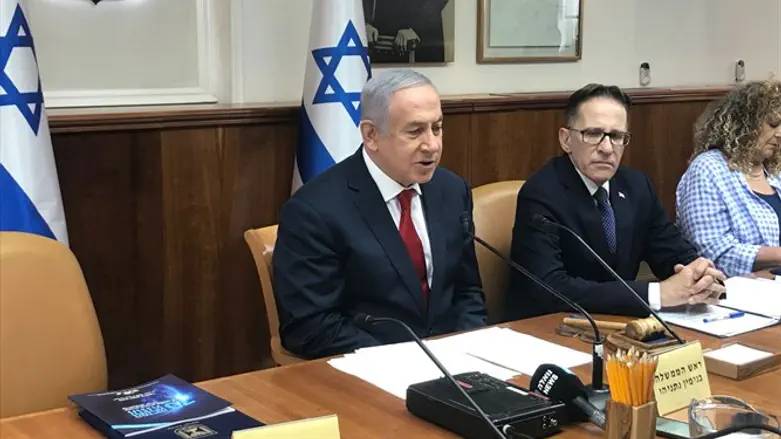 Netanyahu at cabinet meeting