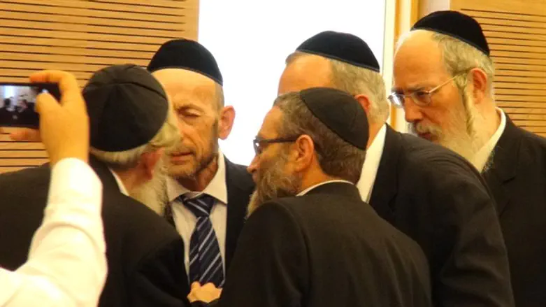 Религиозные депутаты  Кнессета. Иллюстрация