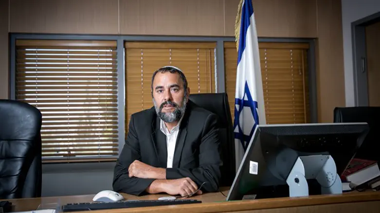 עושים ימים כלילות. מנהל אגף העגונות אליהו מימון