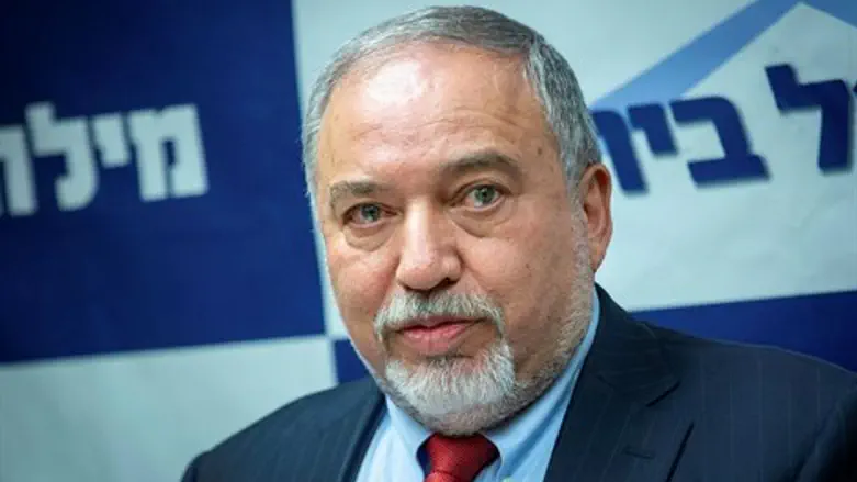 אביגדור ליברמן, ראש סיעת ישראל ביתנו בישיבת סיעה בבנין ה כנסת ב ירושלים