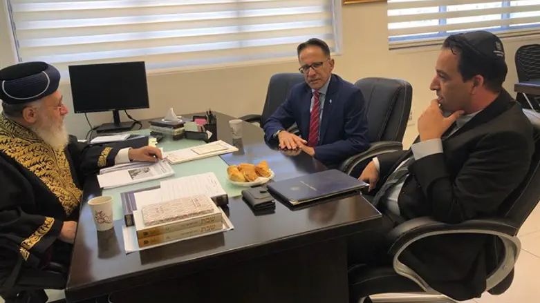 הרב יצחק יוסף עם מזכיר הממשלה