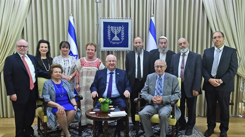 ריבלין עם הזוכים ובני משפחת כץ