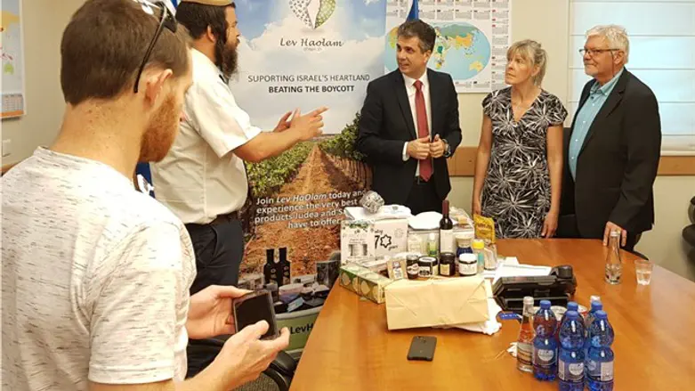 Активисты “Лев ха-Олям” и министр Эли Коэн