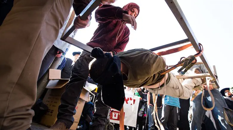 Demonstrating torture applied to Duma affair suspect minors
