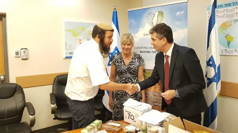 השר כהן עם פעילי "לב העולם"