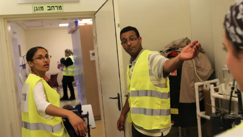 יורדים למקלטים. אילוסטרציה