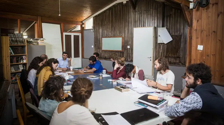 Bina secular yeshiva