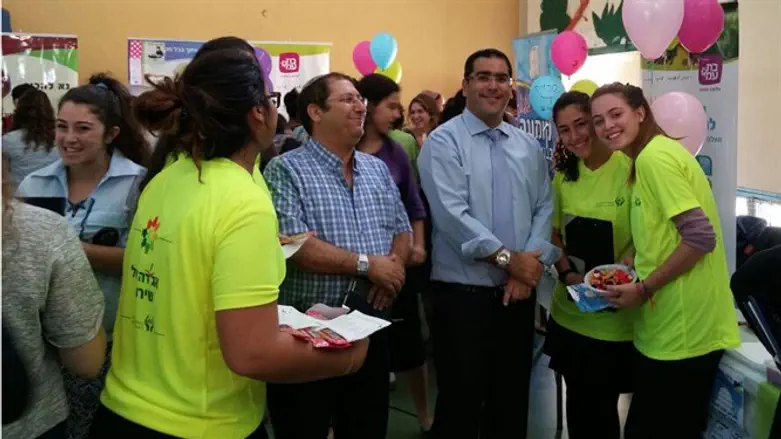 המנכ"ל היוצא שר שלום ג'רבי עם בנות שירות לאומי