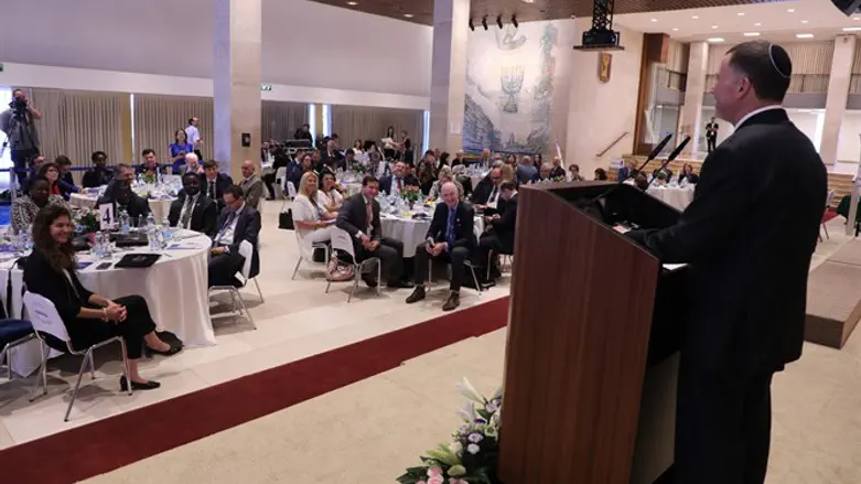 אדלשטיין עם אורחי הכנס