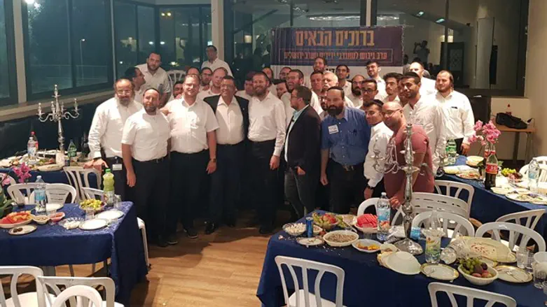 משה ליאון עם מתנדבי ידידים