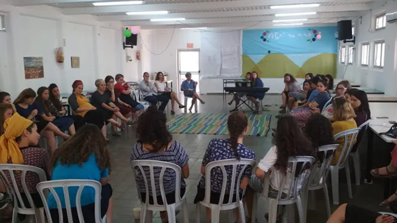 בנות אולפנת בקעת הירדן בתפילה לרפואת ראש האולפנה