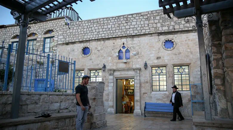 מסך אישי לכל מתפלל. אילוסטרציה