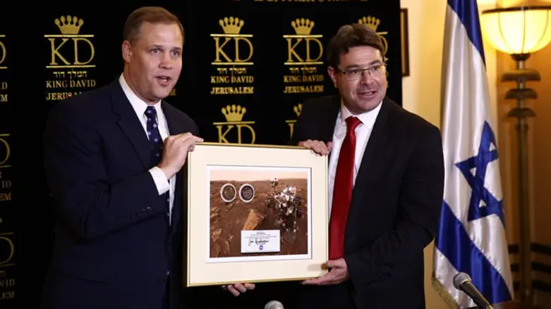 אקוניס ובריידנסטין 