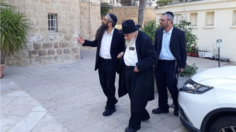 הרב נבנצל בדרכו לפגישה