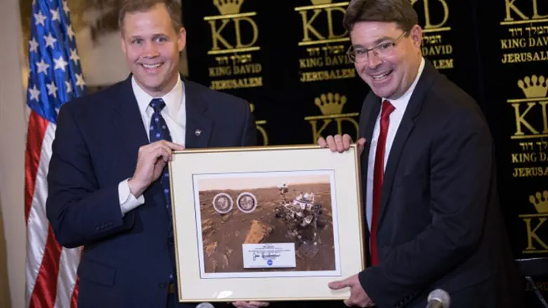 Minister of Sciense Ofir Akunis (R) with NASA chief Jim Bridenstine