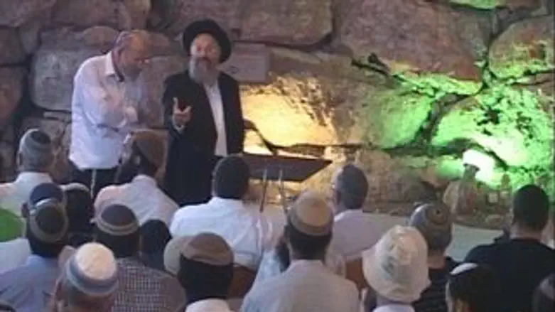 הרב ש. אליהו מחזק את הגרעינים התורניים