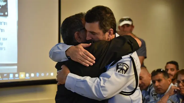 ניצב הלוי והאב השכול בטקס