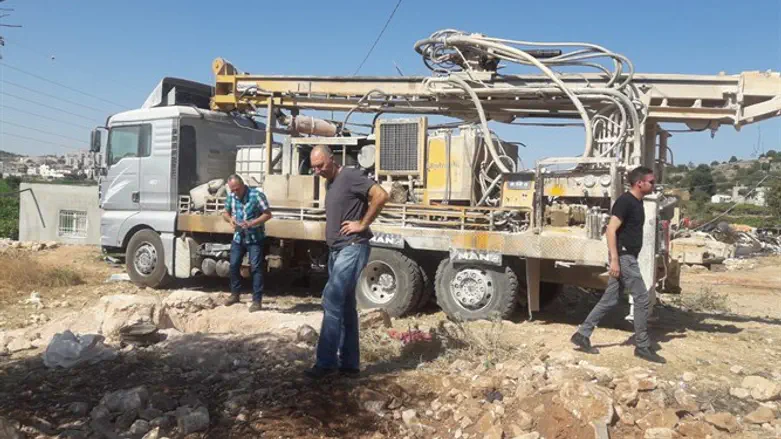 אחת ממשאיות הקידוח שהורמו