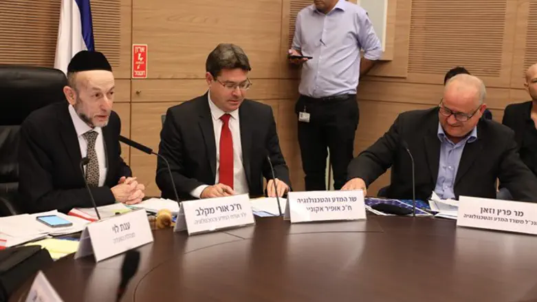 השר אקוניס, בוועדת המדע